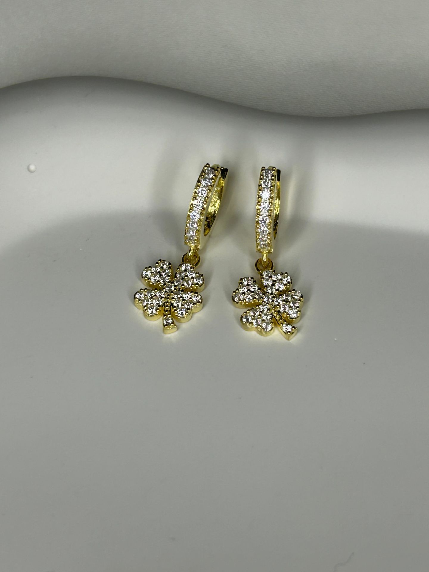 925 Ayar Gümüş Taşlı Yonca Figürlü Halka Küpe