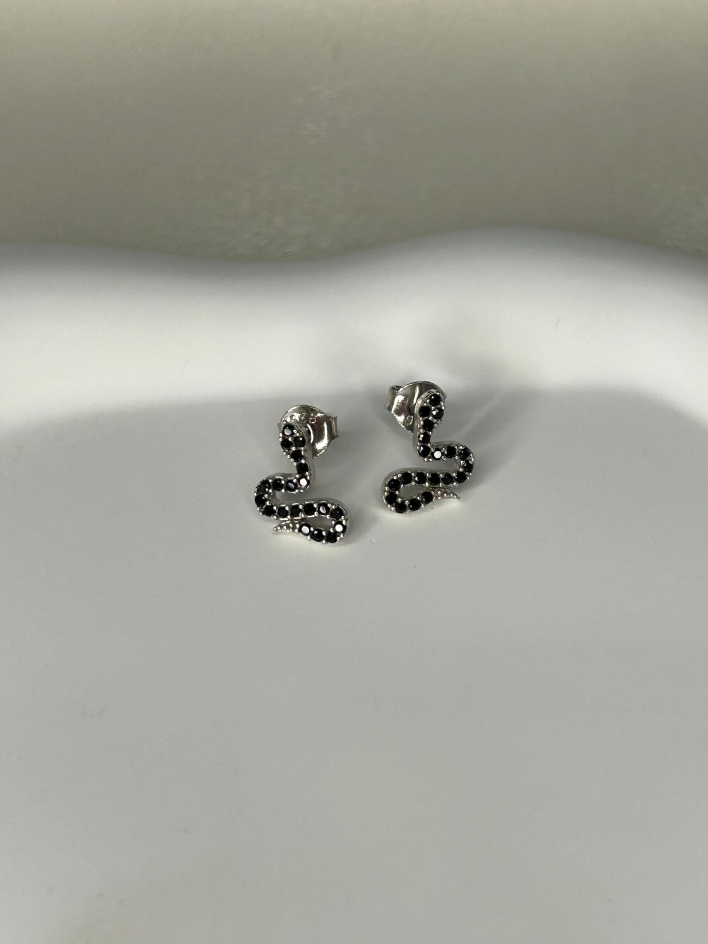 925 Ayar Gümüş Siyah Taşlı Yılan Figürlü Küpe