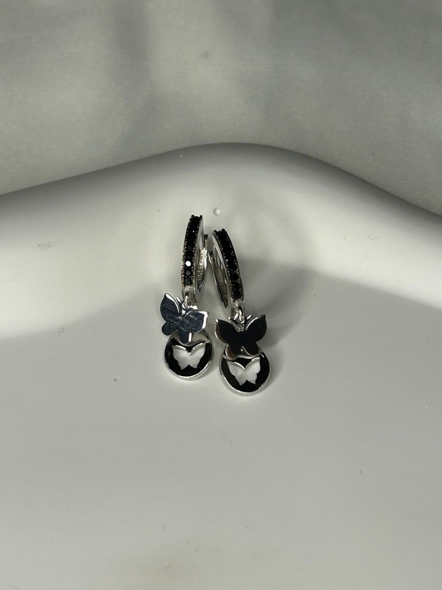 925 Ayar Gümüş Siyah Taşlı Kelebek Figürlü Küpe