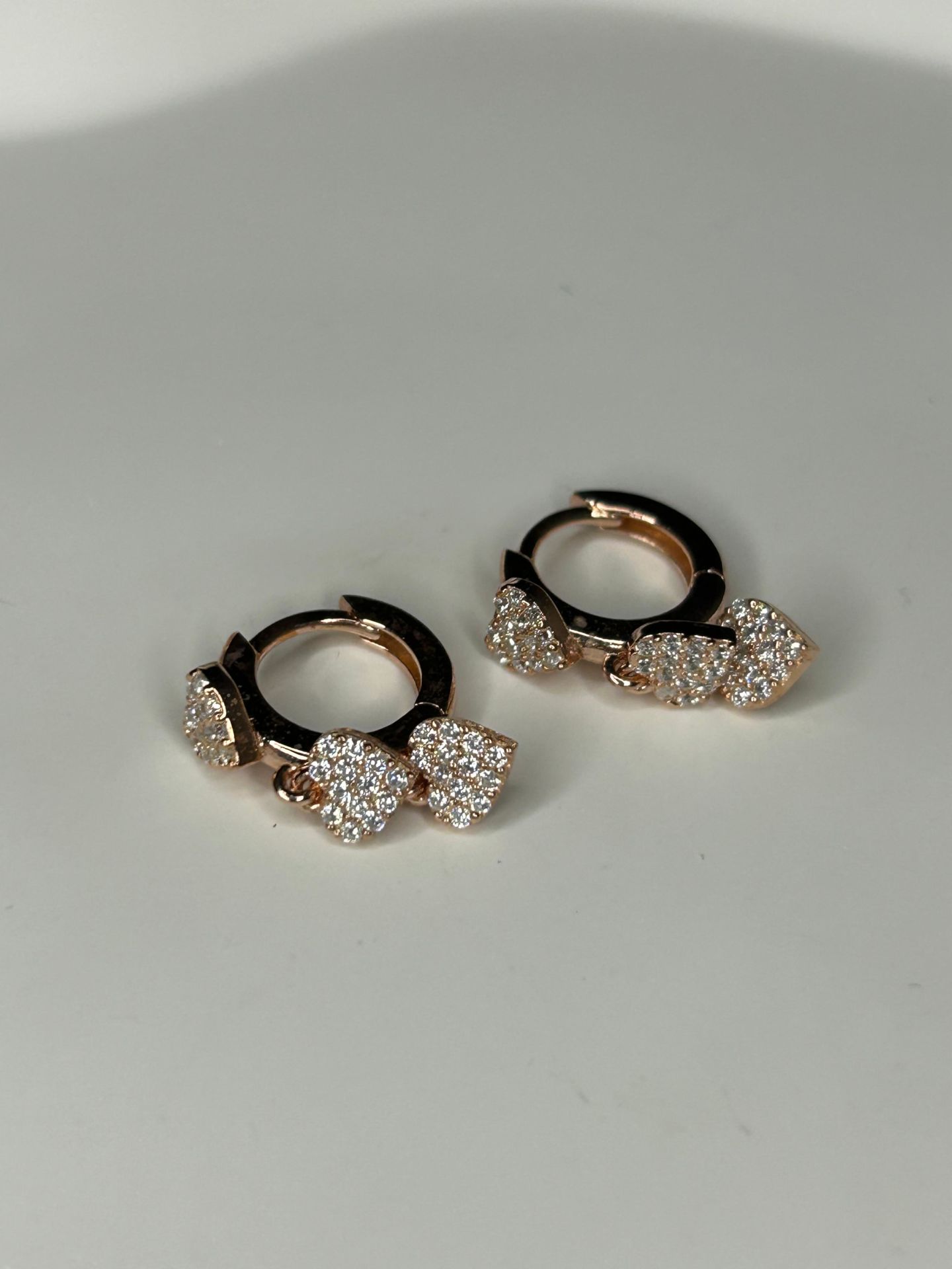 925 Ayar Gümüş Taşlı Üçlü Kalp Figürlü Küpe